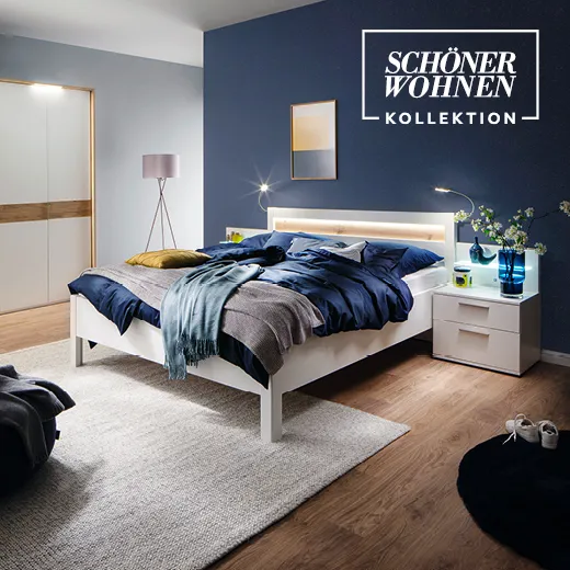 Stylisches Holzbett in gemütlich eingerichtetem Schlafzimmer