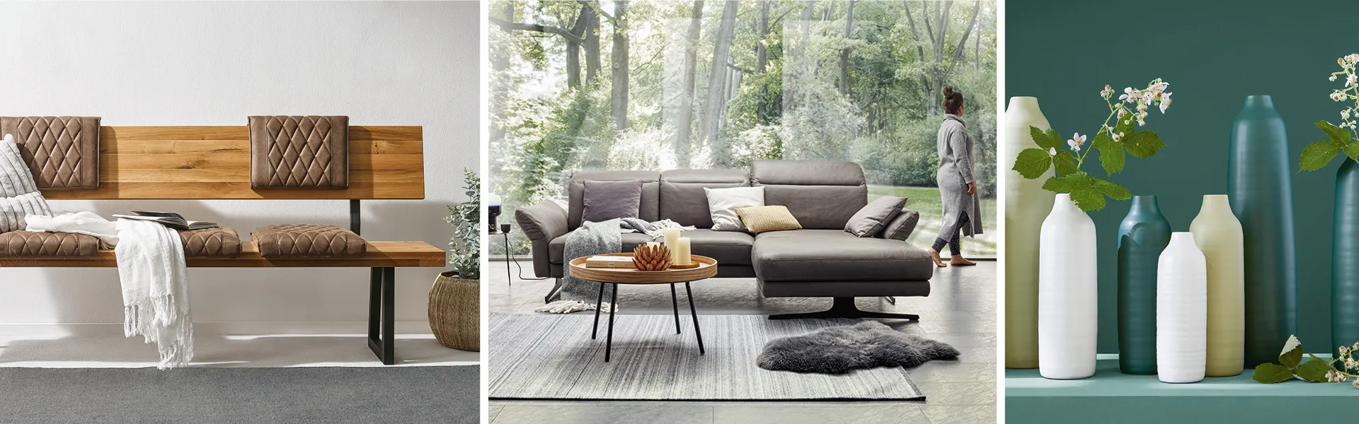 Sitzbank aus Holz, Ledersofa im Wohnzimmer auf hellem Teppich mit Couchtisch aus Holz und Vasen in verschiedenen Größen mit Blumen