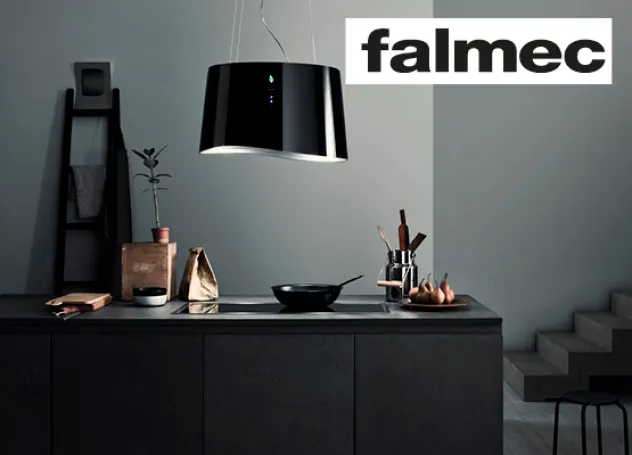 Stylische schwarze Inselküche mit falmec Dunstabzugshaube