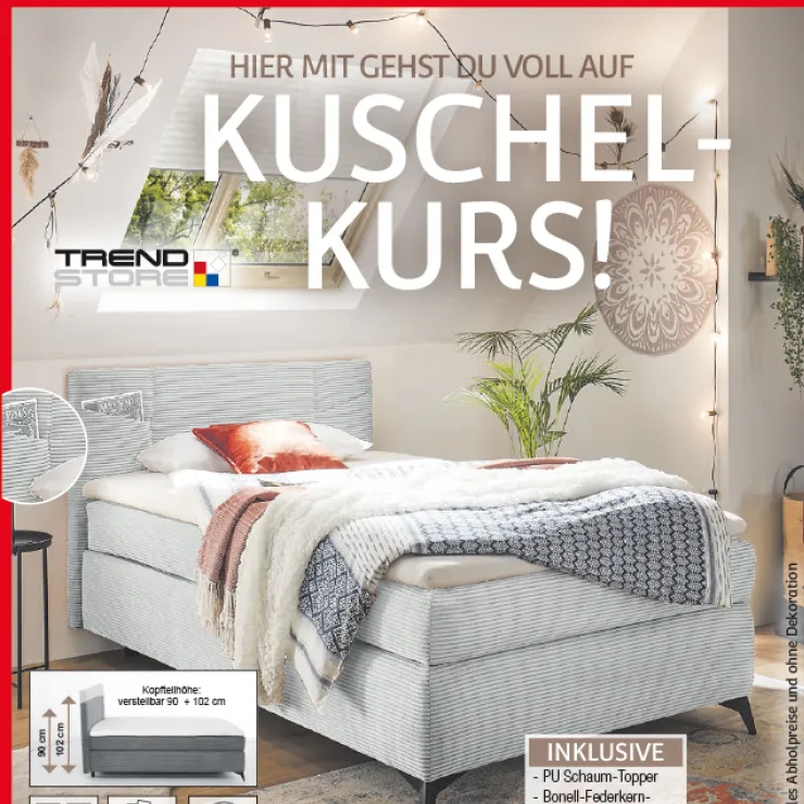 Gemütliche Schlafzimmerszene mit hellgrauem Boxspringbett von Trendstore, kuscheligen Decken und stimmungsvoller Beleuchtung, präsentiert unter dem Angebotstitel „Kuschelkurs“.