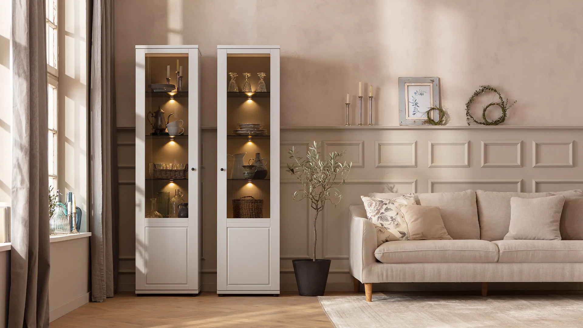 Lebensart Sofa Burnley mit Vitrinen