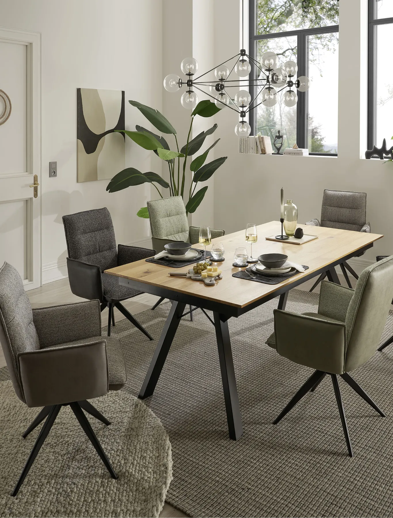 Dekorierter Esszimmertisch mit Stühlen