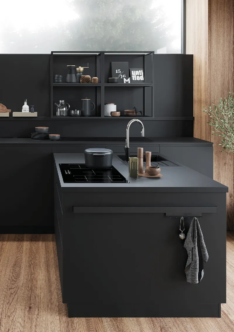 Schwarze Designküche mit Kochinsel, Spüle und offenen Regalen. Moderne Küchenarchitektur mit klarer Formensprache, matten Fronten und stilvollen Holzelementen für exklusives Wohnen.