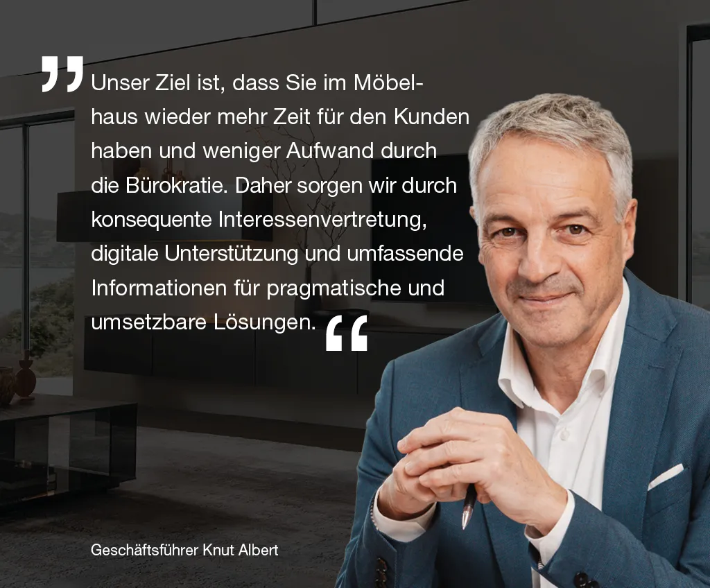 Mann vor schwarzem Hintergrund