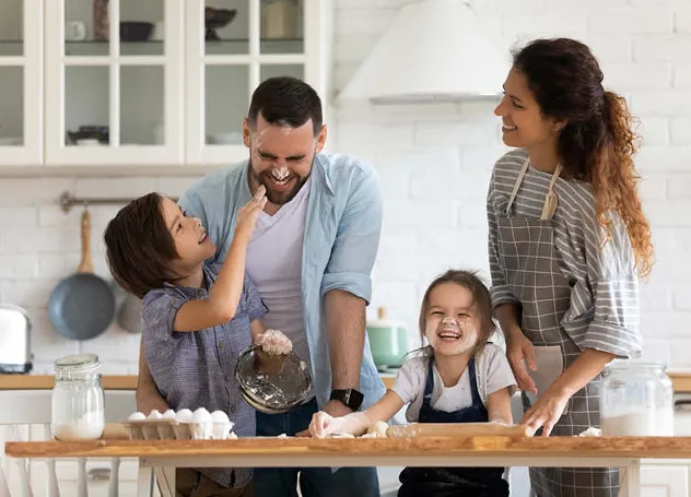 Fröhliche Familie in Küche