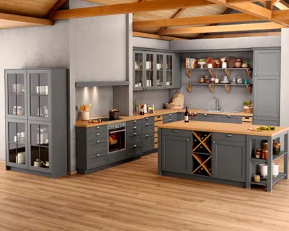 Anthrazitfarbene Landhausküche mit Holzdetails