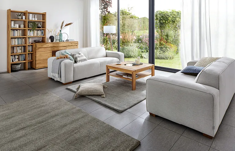 großes graues Sofa