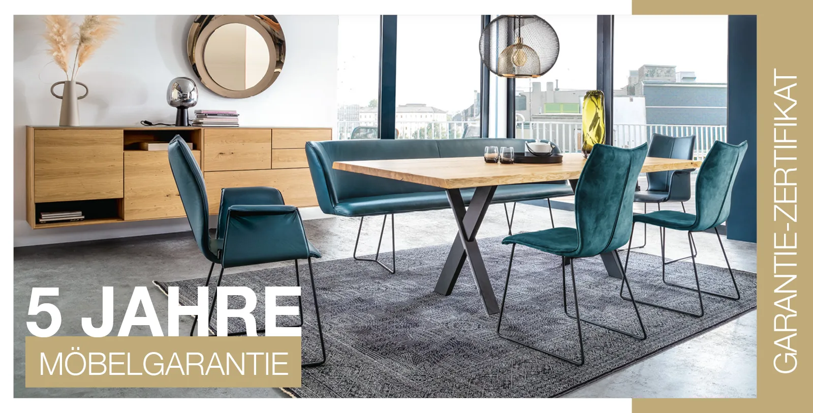 Laptop und iPhone, Text im Hintergrund