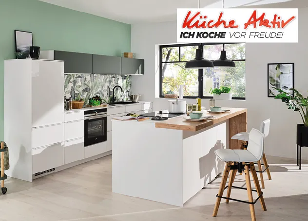 Helle Winkelküche mit dunkelgrauer Arbeitsfläche