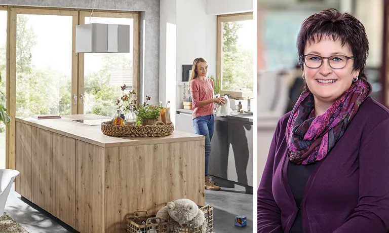 Kücheninsel in Holzoptik, hinter der eine Frau in der Küche steht sowie Seitenansicht einer Küchenzeile mit weißen fronten und Holzapplikationen, im Essbereich: Kind spielt unter Esstisch aus Holz, an dem ein Mann und eine Frau sitzen und sich unterhalten