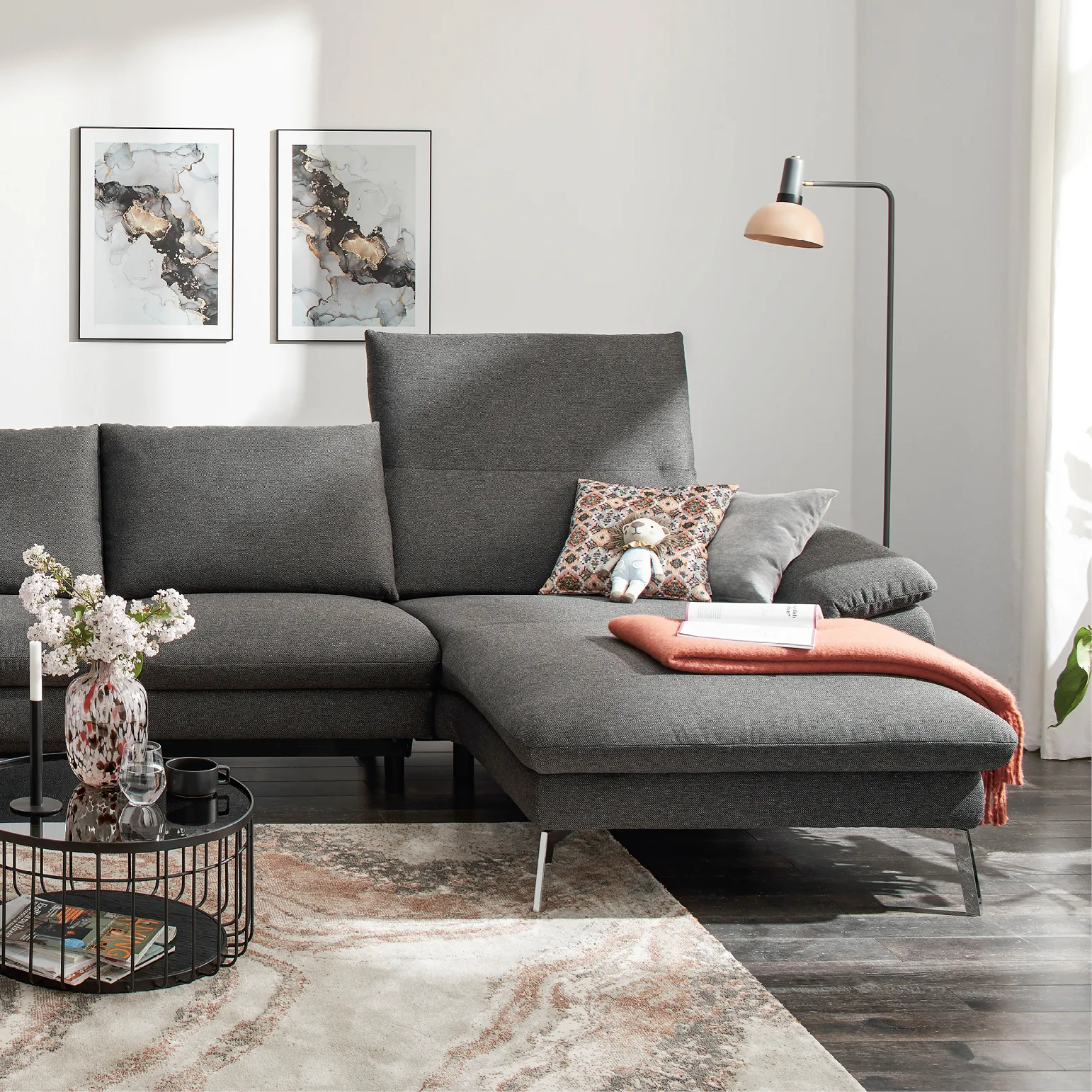 Modernes graues Sofa von Global Family mit Kissen und Decke
