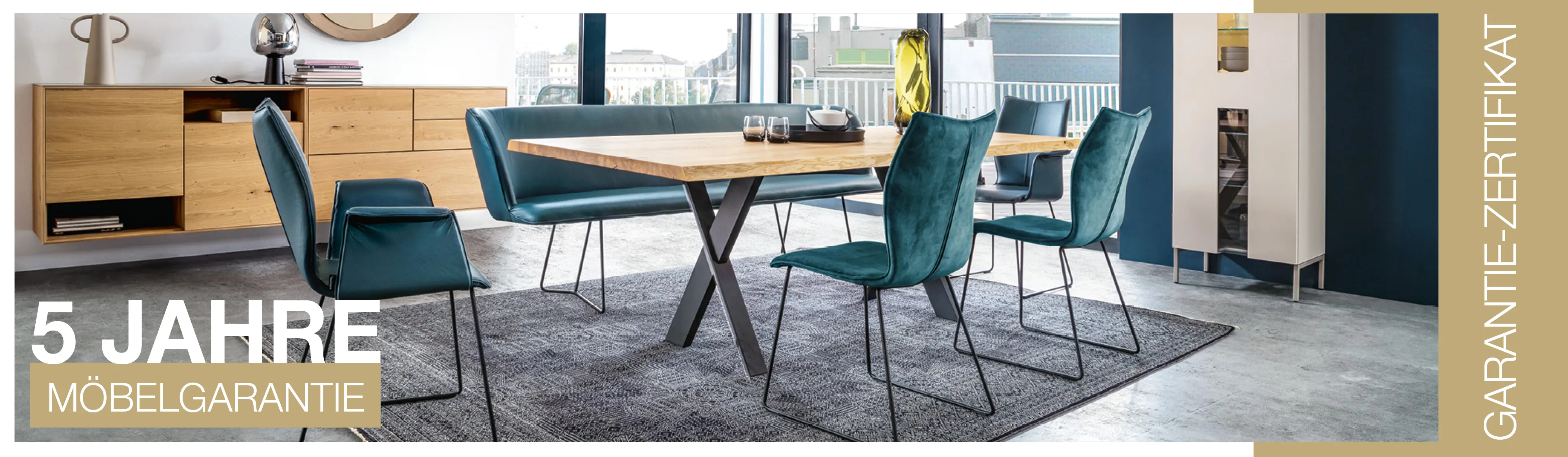 Laptop und iPhone, Text im Hintergrund