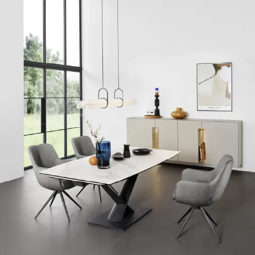 Gemütliches Esszimmer mit Holztisch und grauen Polsterstühlen