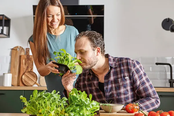  Gemeinsam kochen in der Design-Küche macht richtig Spaß.