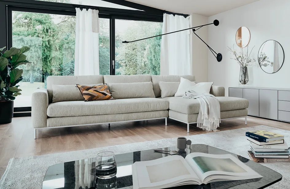 Wohnzimmer mit Sofa und Deko