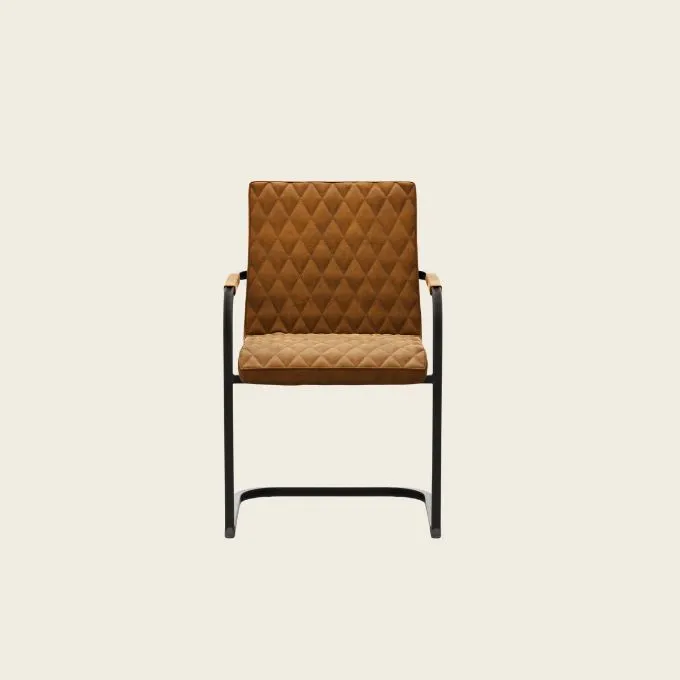 Freischwinger mit Sitzfläche aus Leder in Rautenoptik in Leder Cognac und schwarzem Metallgestell.