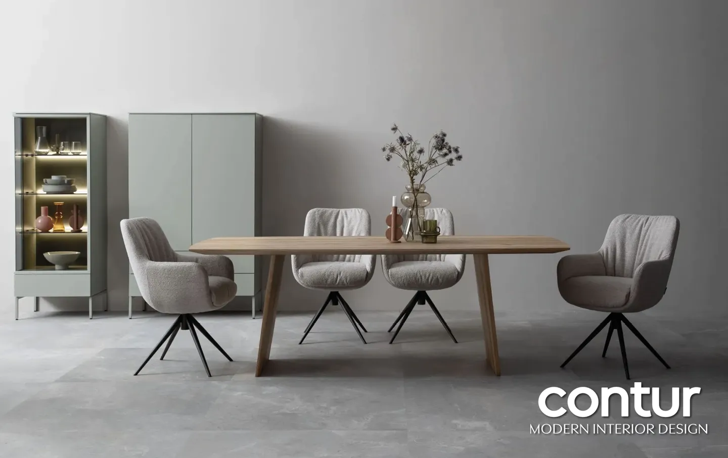 Moderne Esszimmereinrichtung mit Holztisch, Polsterstuehlen und Highboards.
