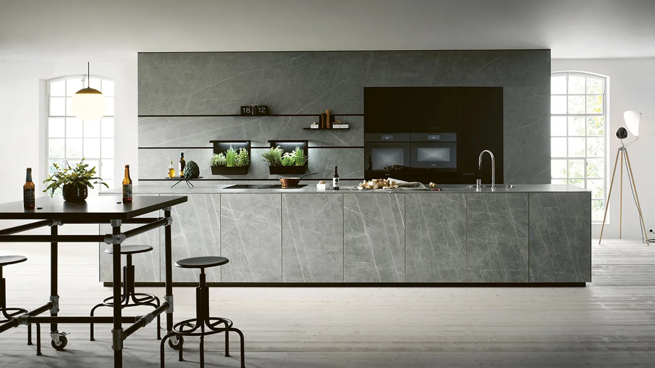 Reduzierte Next125 Inselküche im Betonlook