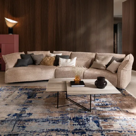 Anthrazitfarbenes Ledersofa mit Couchtisch in edlem Wohnzimmer