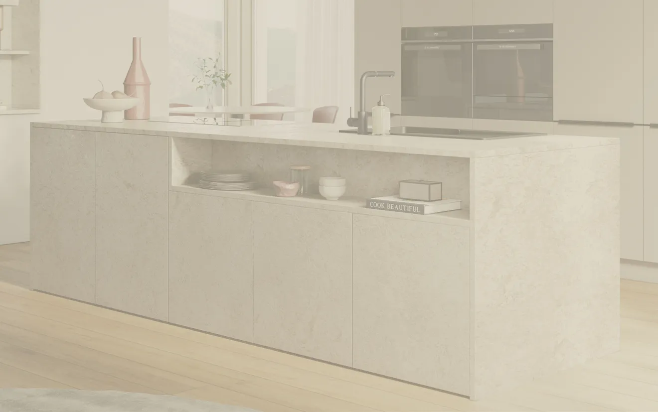 Moderne Küche in heller Steinoptik mit eleganter Kochinsel und offenen Regalfächern. Schlichte Linien, natürliche Materialien und harmonische Farbgestaltung schaffen eine warme, hochwertige Atmosphäre.