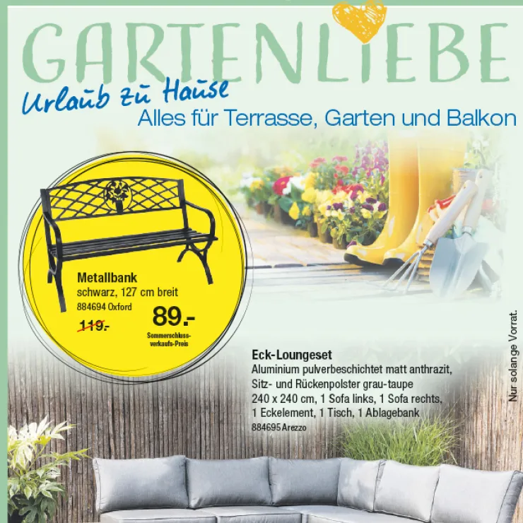 Sommerliche Werbegrafik mit Metallbank in Schwarz und Eck-Loungeset für Terrasse und Garten, mit bunten Blumen im Hintergrund und Hinweis auf attraktive Sommerschlussverkaufs-Preise.
