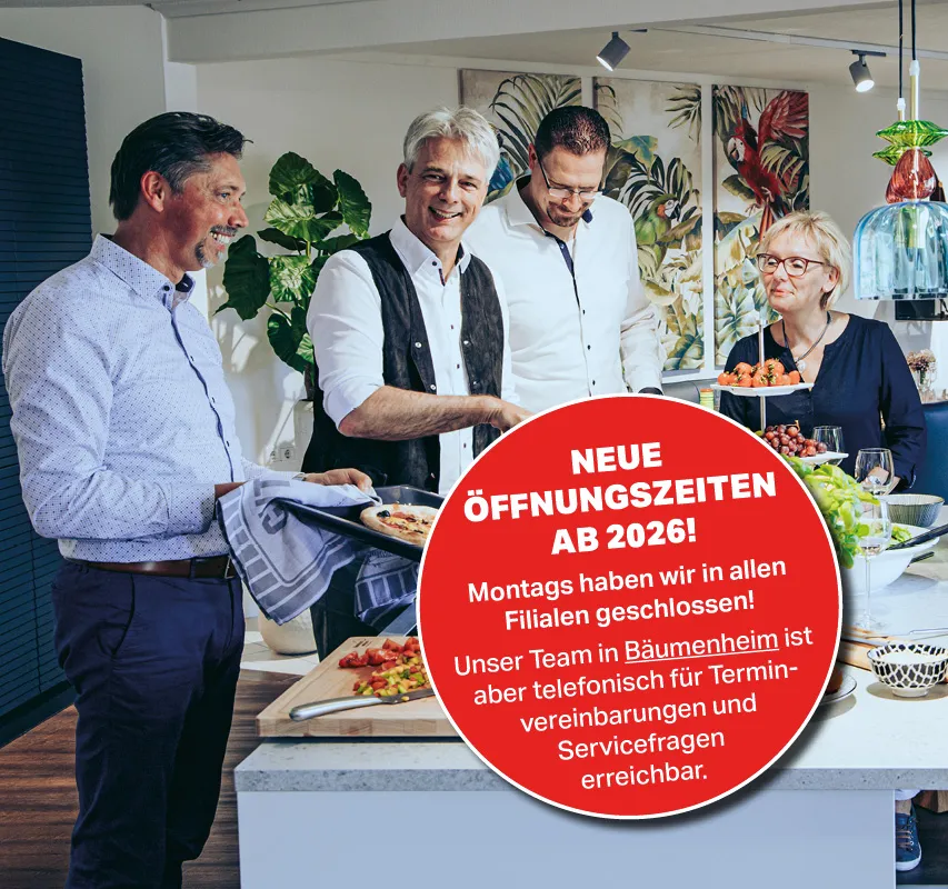 Das Himmlisch-Wohnen Team in der Küche beim anrichten von selbst gebackener Pizza und Beilagen