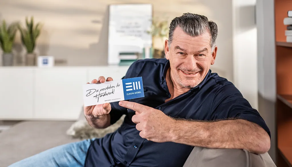 Heimwerkerkoenig Mark Kuehler mit EMC-Schild