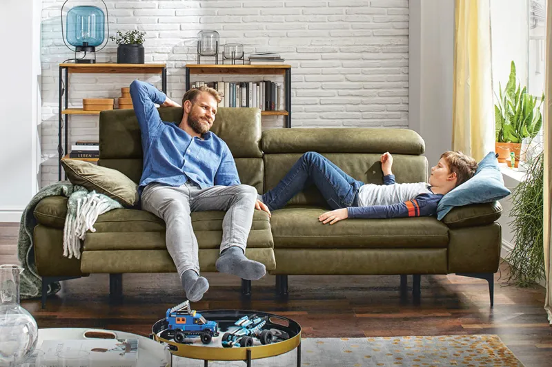 Gemütliche Stunden mit der Familie verbringen viele Menschen im Wohnzimmer. 