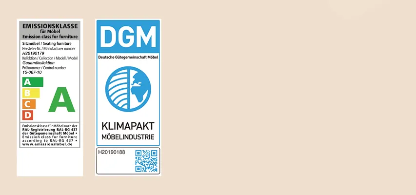 Zertifizierungen für nachhaltige Möbel: Emissionsklasse A für Sitzmöbel und DGM Klimapakt der Möbelindustrie, die für umweltfreundliche Produktion und hohe Qualität stehen.
