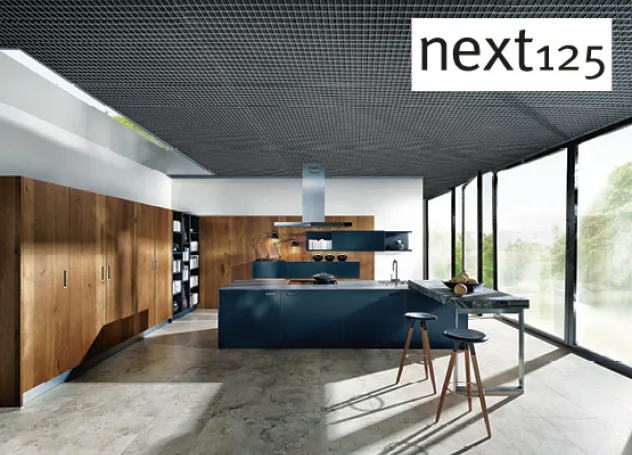 Stylische Inselküche mit Holzfronten