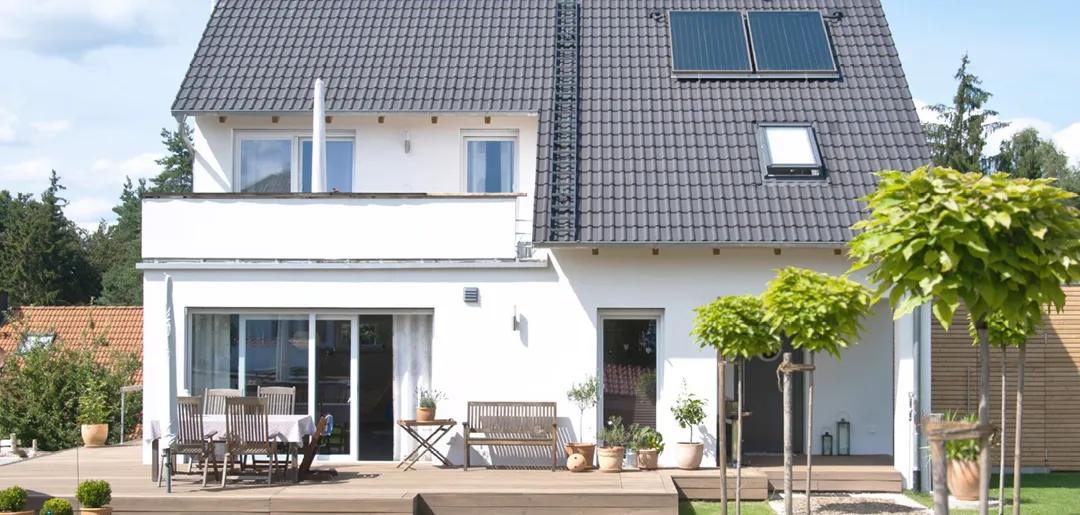 modernes Einfamilienhaus weiß mit anthrazit-Dach, Kunststofffenster, Terrasse, Garten
