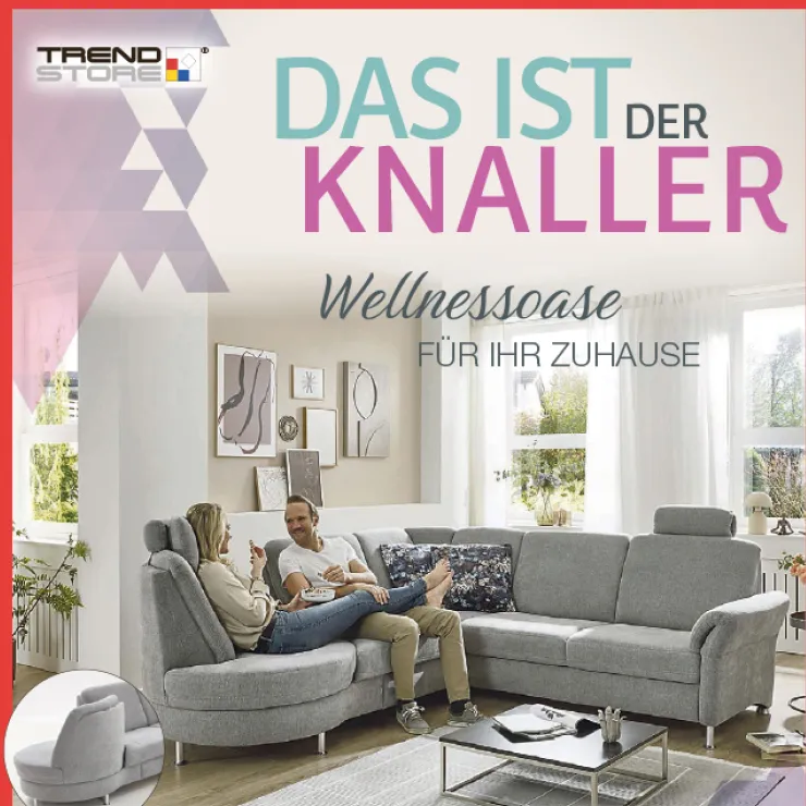 Werbemotiv mit grauer Wohnlandschaft von Trendstore, auf der ein Paar entspannt sitzt, kombiniert mit der Überschrift „Das ist der Knaller – Wellnessoase für Ihr Zuhause“ in heller, freundlicher Wohnzimmeratmosphäre.