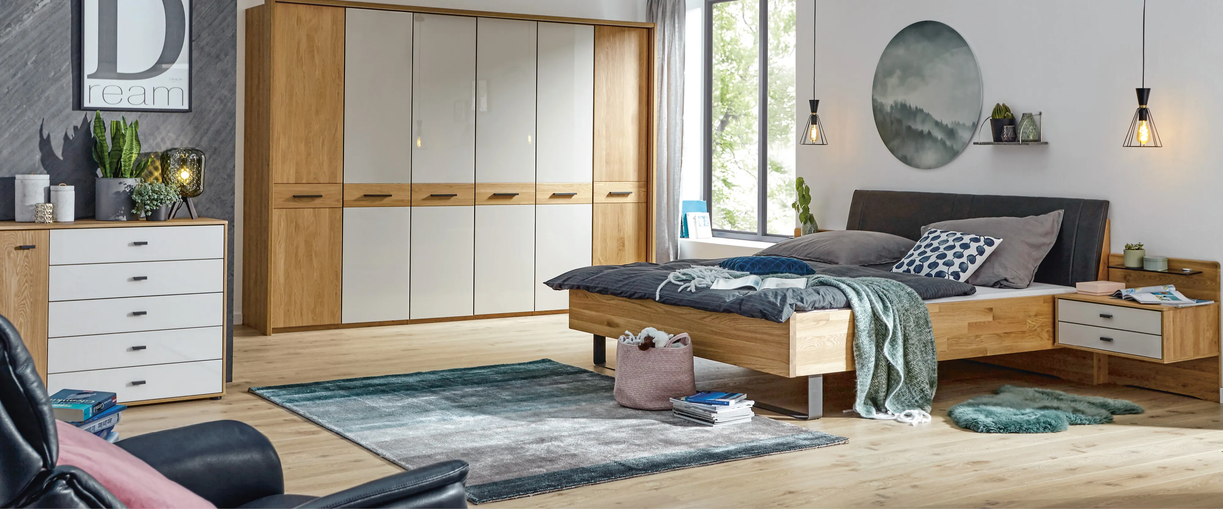 Schlafzimmer mit Bett, Kleiderschrank, Nachtkonsole und Kommode. Weiß mit Holzelementen von Global Family