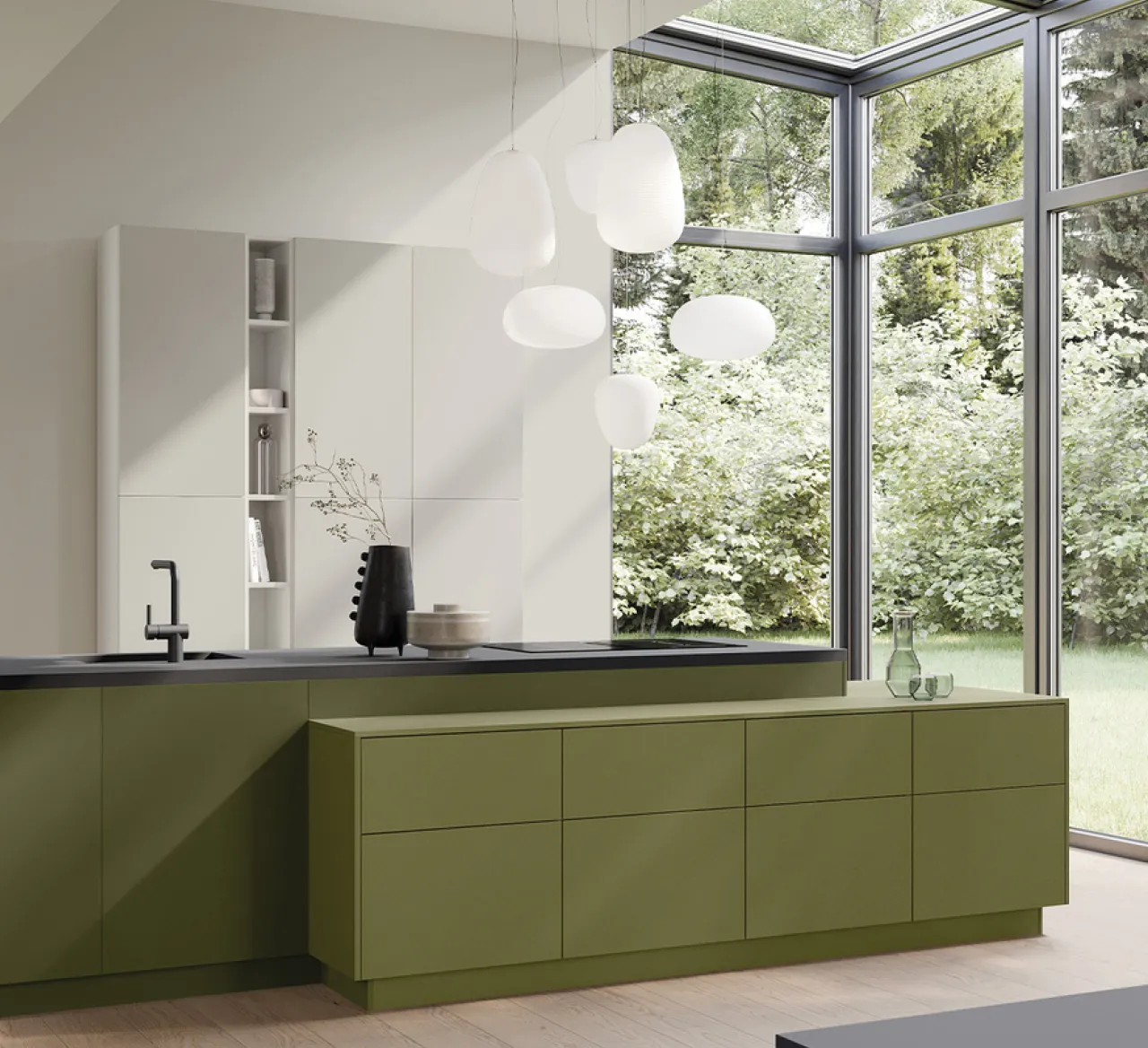 Moderne Küche in Olivgrün mit dunkler Arbeitsplatte und großen Glasfronten. Stilvolles Küchendesign mit viel Tageslicht, klaren Linien und natürlicher Verbindung zwischen Innenraum und Garten.