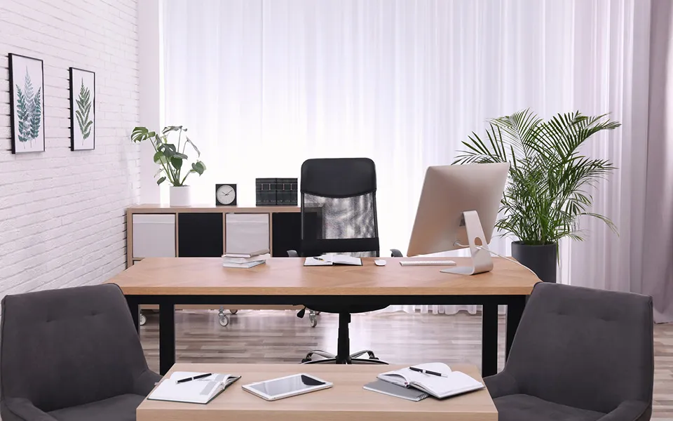 Modernes Einzelbüro in heller Ambiente.