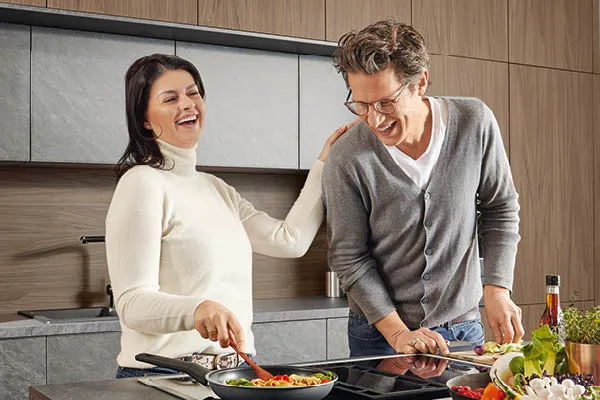 Kochen an der Kochinsel bringt Menschen zusammen.