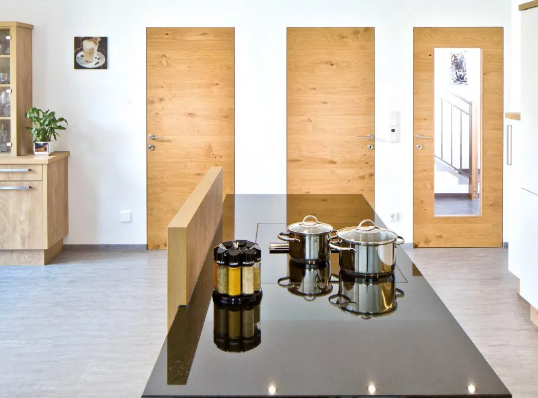 Küche mit Innentüren aus Holz und Glas, Kochfeld, Töpfe
