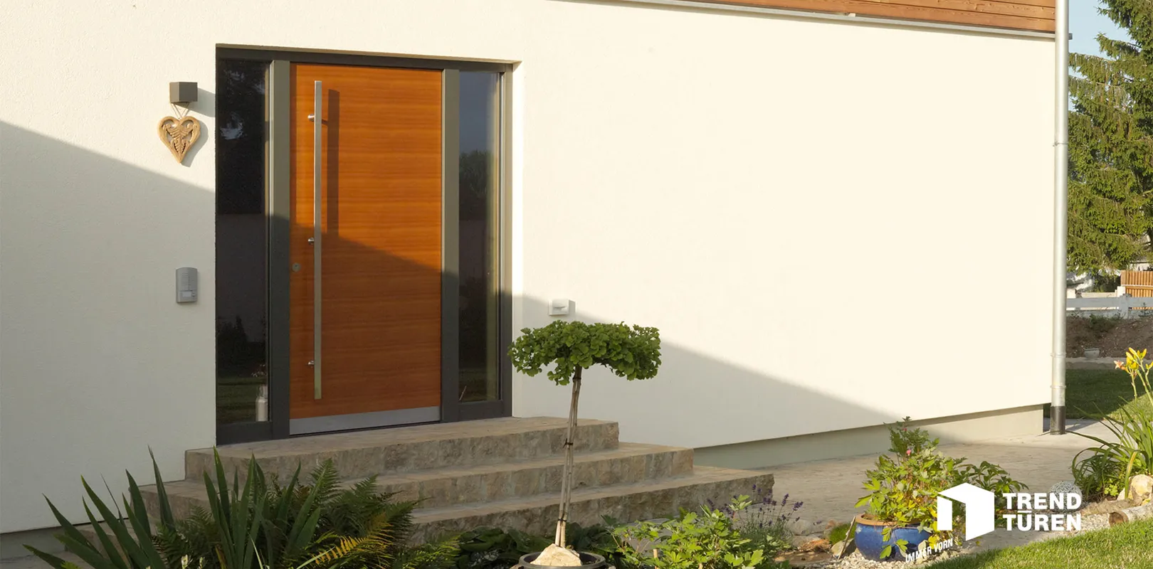 Haustür aus Holz mit Glaselementen