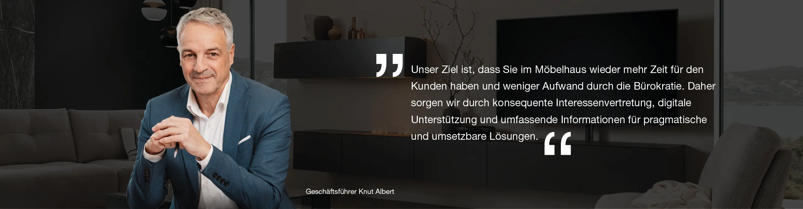 Mann vor schwarzem Hintergrund