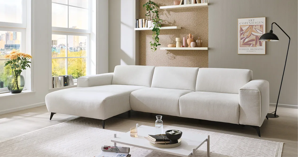 Helle Loungecouch mit Recamiere im Wohnzimmer, Couchliebe Lounge Inspiration.