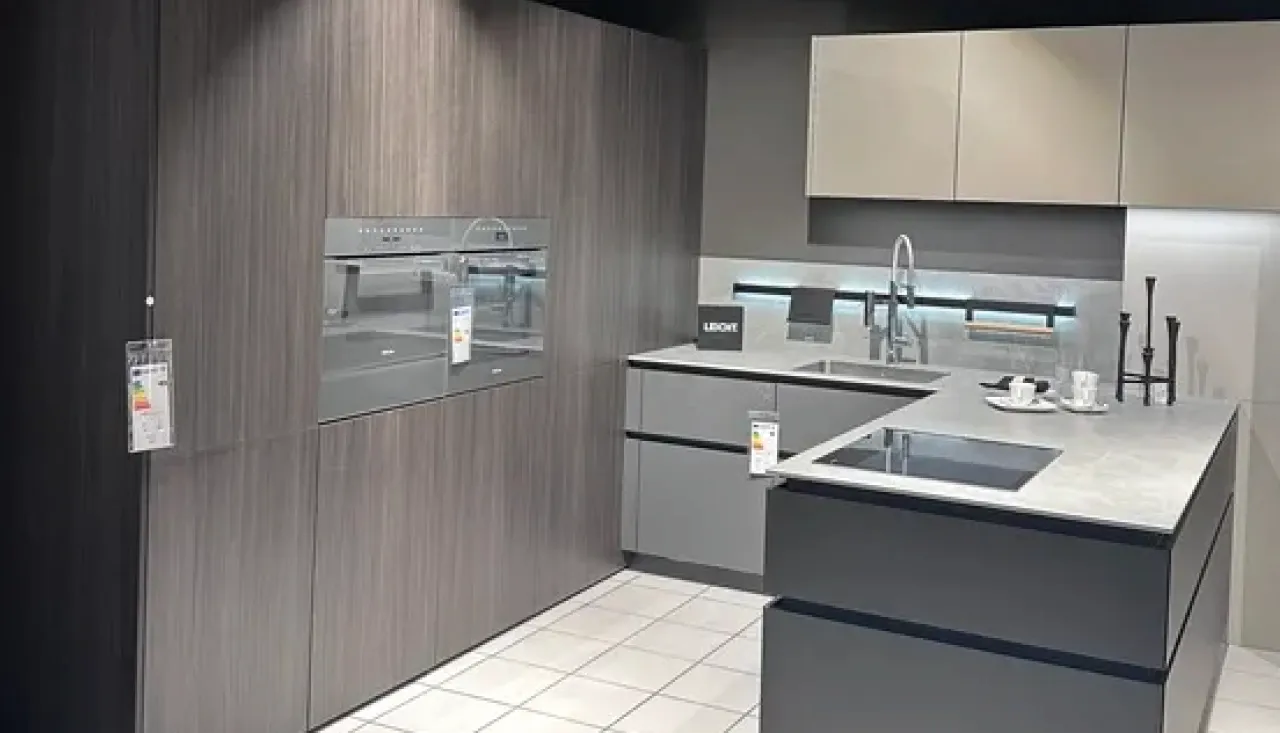 Stilvolle Leicht Küche in Grau mit moderner Kochinsel, Induktionskochfeld, Spüle und hochwertigen Einbaugeräten. Elegante Einbauküche mit viel Stauraum und edler Holzoptik für zeitgemäßes Wohnen und Kochen.