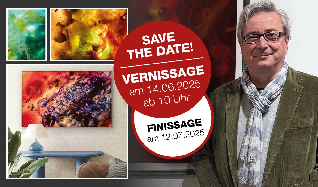 Künstler Andreas Peters mit Kunstwerken