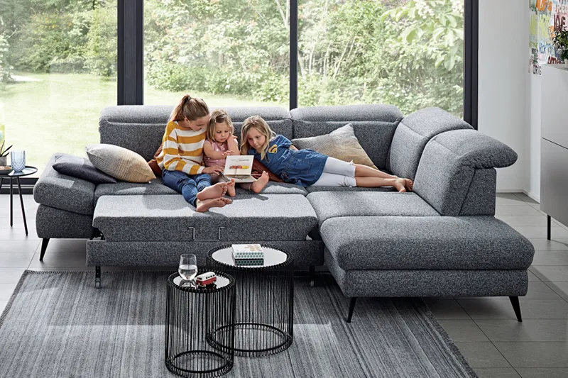 Das Sofa ist der Mittelpunkt im Wohnzimmer.