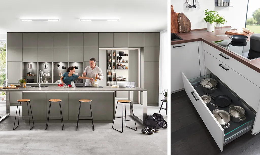 Paar in moderner grauer Inselküche mit Barhockern und Küchenschublade mit Töpfen
