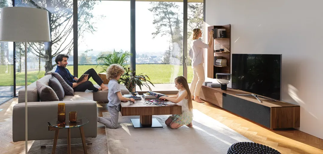 Familie in Wohnzimmer