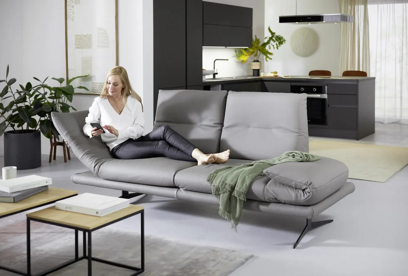 Frau auf grauem Leder Sofa