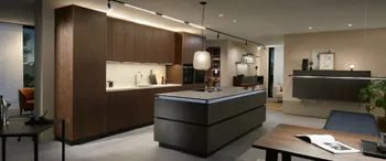 Moderne Küche mit dunkelbraunen Holzfronten
