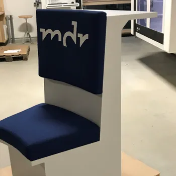 Prototyp eines runden Sitzmöbels mit Polsterung