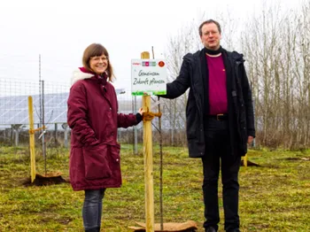 Lea-Marike Hoene und Thorsten Hensel mit neu gepflanztem Baum