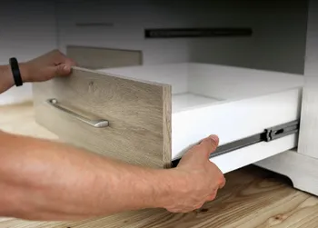 Einbau einer Schublade in Küchenzeile